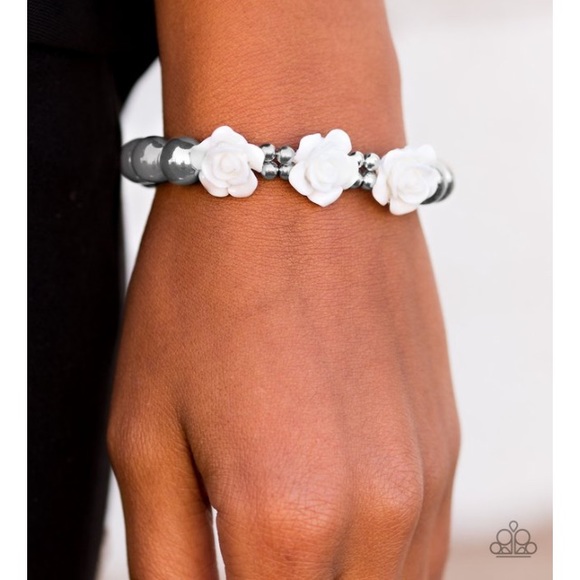 Silver/pearl bracelet with white hearts - Picture 1 of 1